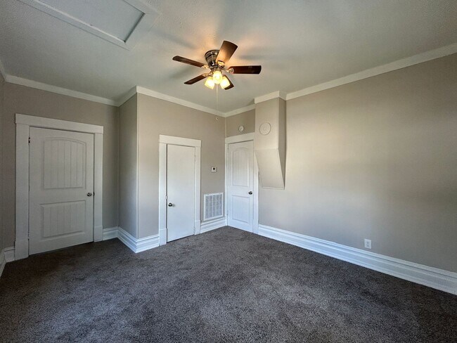 Building Photo - 2 Bed 1 Bath House - Walking Distance to D...