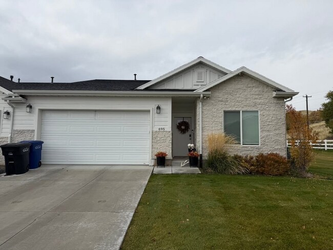Primary Photo - 695 E Vis Ln