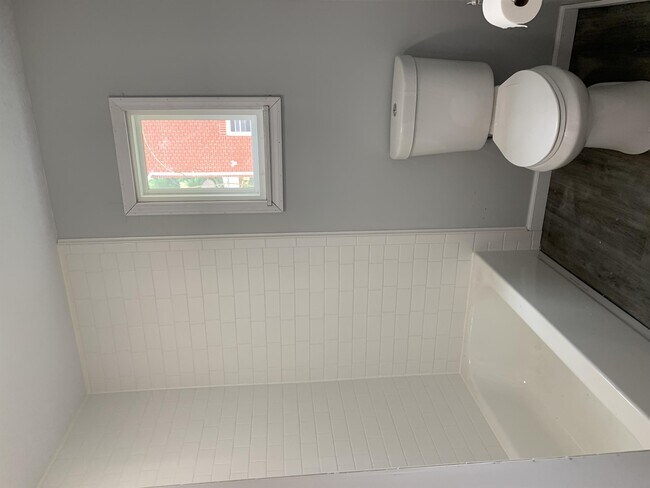 Building Photo - 800 Mill St