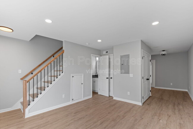 Building Photo - 400 Gallery Ln