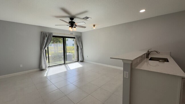 Building Photo - Stylish 3-Bed, 3-Bath Townhouse Oasis in Riviera Beach