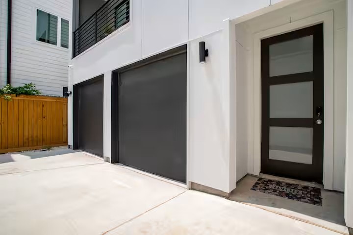 Building Photo - 3008 Delano St