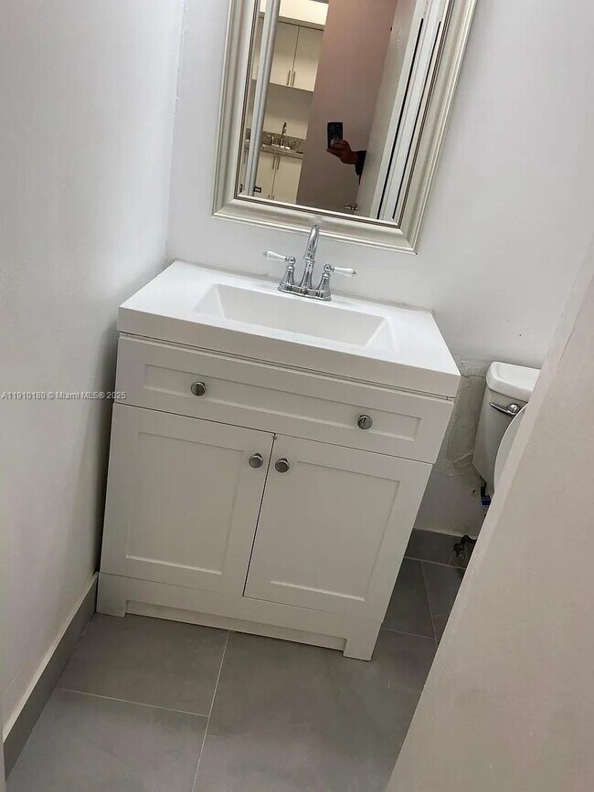 Building Photo - 1333 E Hallandale Beach Blvd