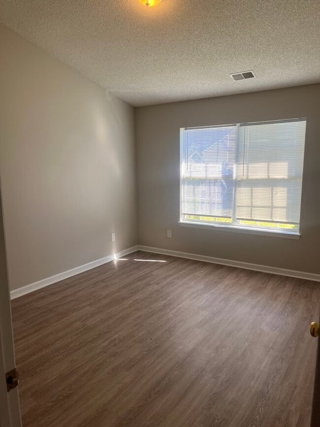 Building Photo - Available now. FULLY RENOVATED 3BR 2BA Hou...