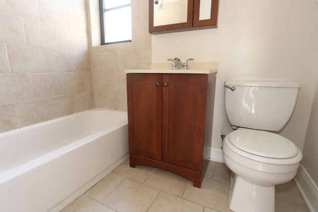 Building Photo - 633 W Cornelia Ave