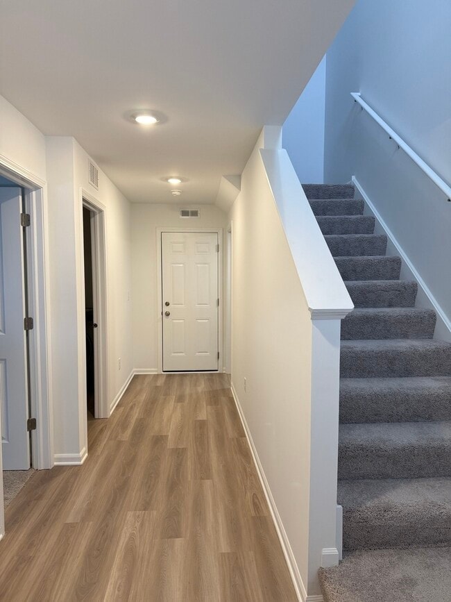 Building Photo - 287 Kingsport Dr