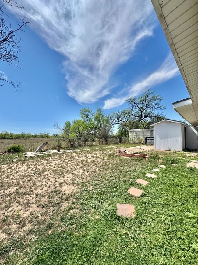 Building Photo - COMING APRIL 2026!! 2 Bedroom/1 Bathroom!!