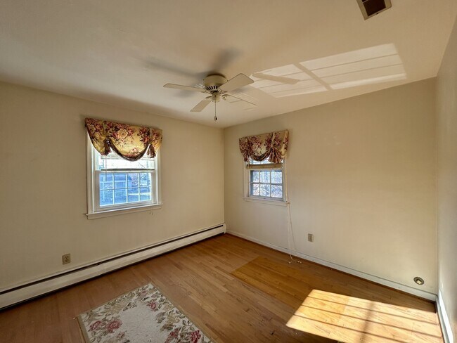 Building Photo - 845 Kennedy Ave