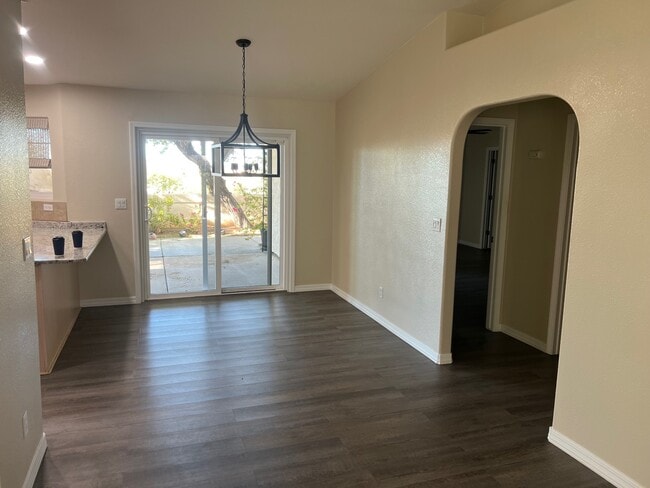 Building Photo - 3691 Tarpon Dr