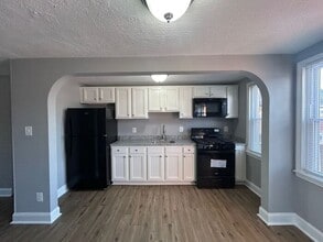 Building Photo - 2 Bedrooms 2.5 Bathrooms