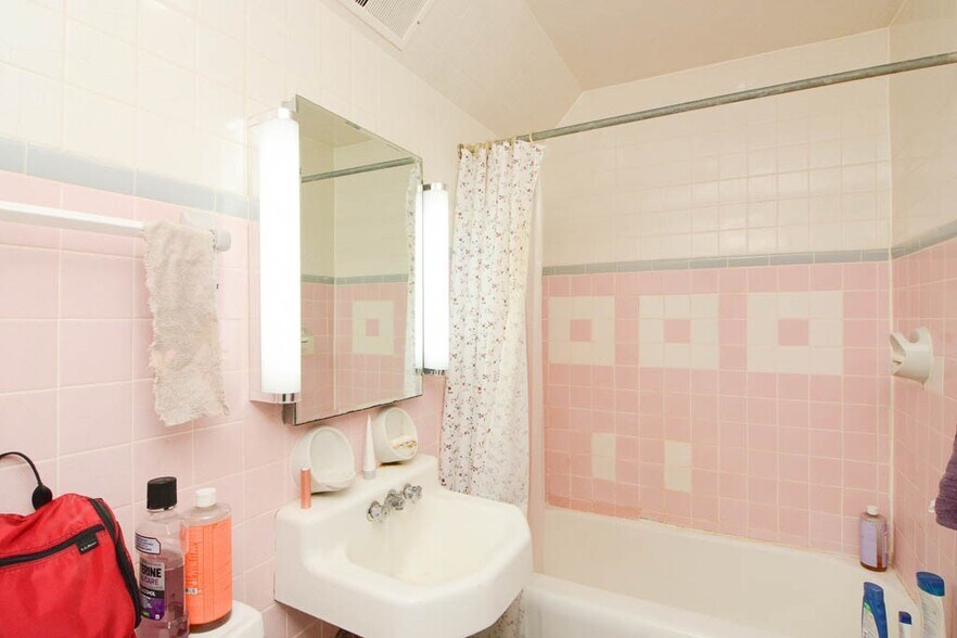 Building Photo - 2129 N Mozart St