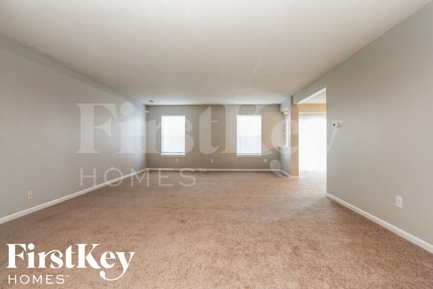 Building Photo - 1403 Round Lake Rd