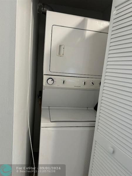 Building Photo - 7813 Sanibel Dr