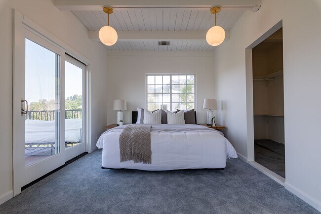 Building Photo - Beautiful Hollywood Hills Home For Lease!