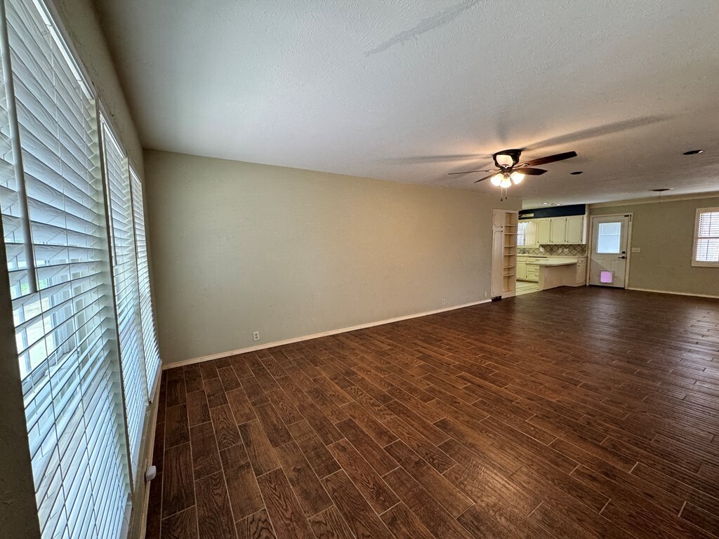 Building Photo - 2110 Westbrook Ave