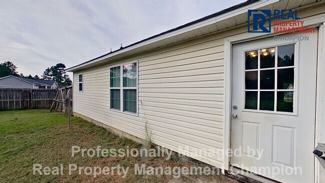 Building Photo - 3 BD/ 2.5 BA Home with Bonus Room, Attache...