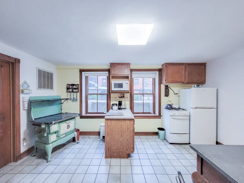 Building Photo - 2101 N Clifton Ave