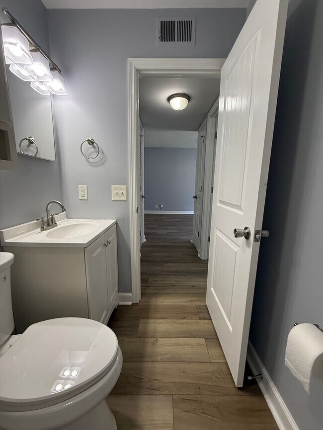 Building Photo - Inglewood Duplex Available Now!