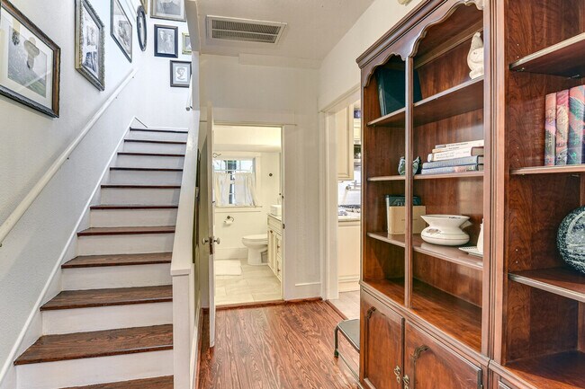 Building Photo - 5313 Palm Dr