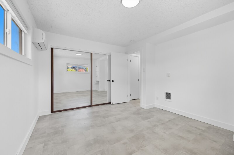 Building Photo - 2917 E 14th Ct