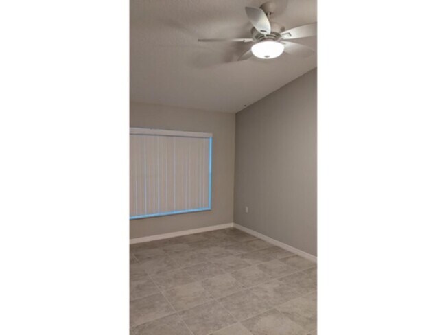 Building Photo - Spacious 4 bedroom/2 bath/ 2 car garage Duplex. www.WeRentSunshine.com