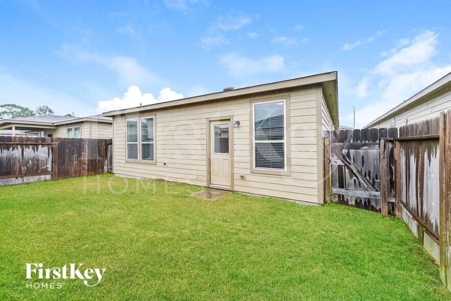 Building Photo - 14711 Myrtle Point Dr
