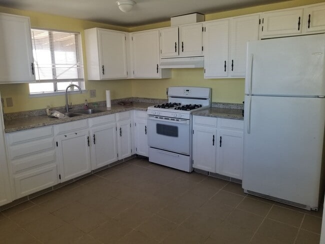 Building Photo - 3-bedroom 2-bath with garage