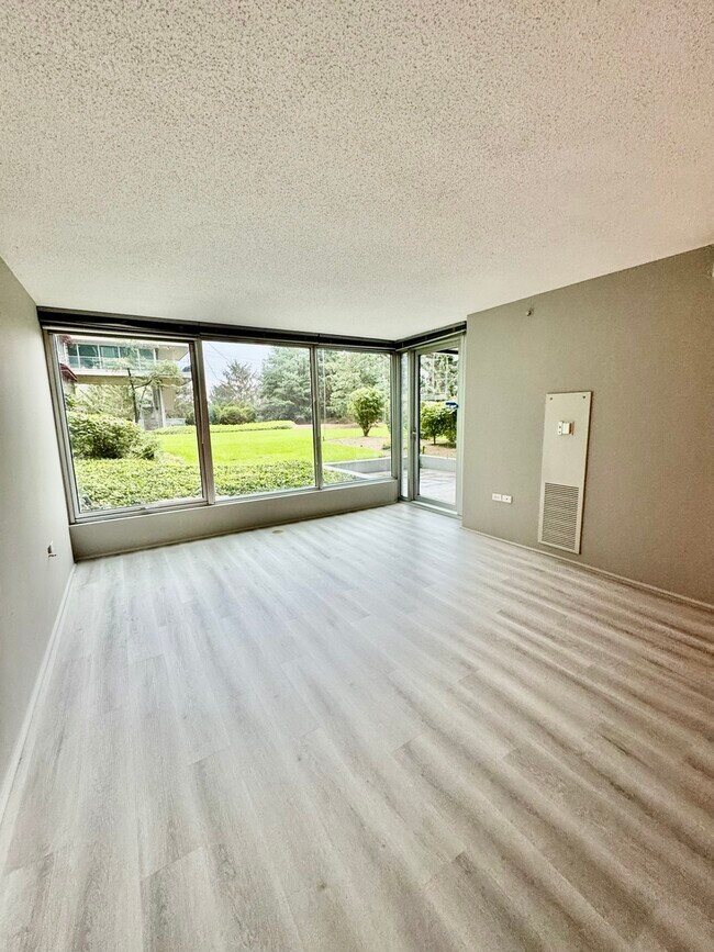 Building Photo - 9655 Woods Dr