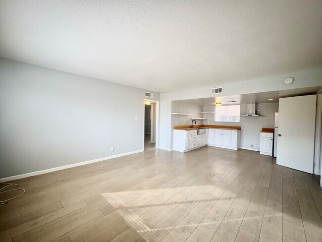 Building Photo - 922 N 1st St