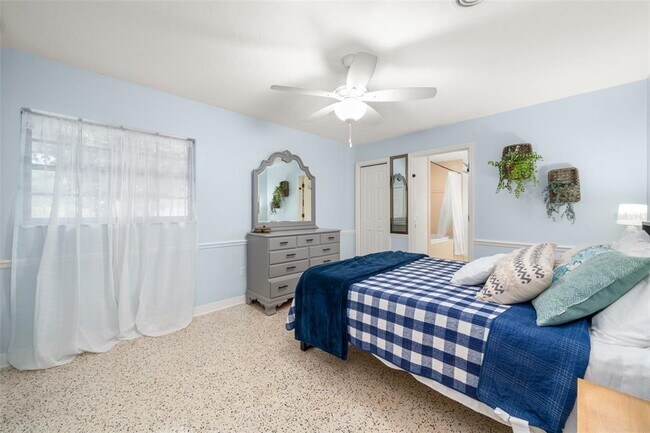 Building Photo - 2551 Lakeview Dr