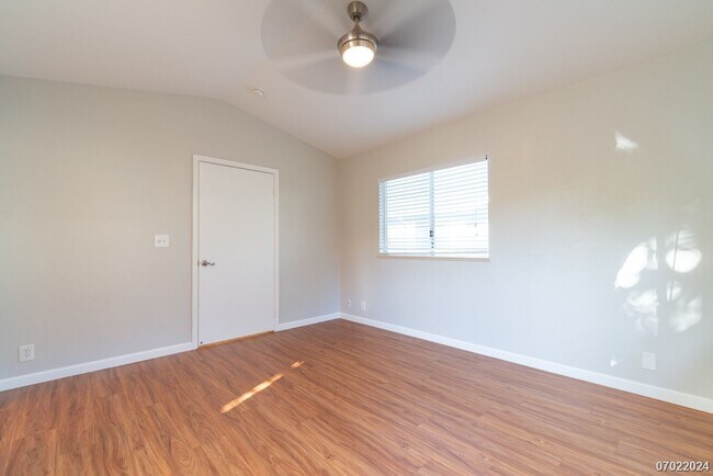 Building Photo - Immaculate 3bd/2.5 SF Home With Upstairs O...