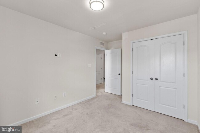 Building Photo - 5345 Tweeddale Pl