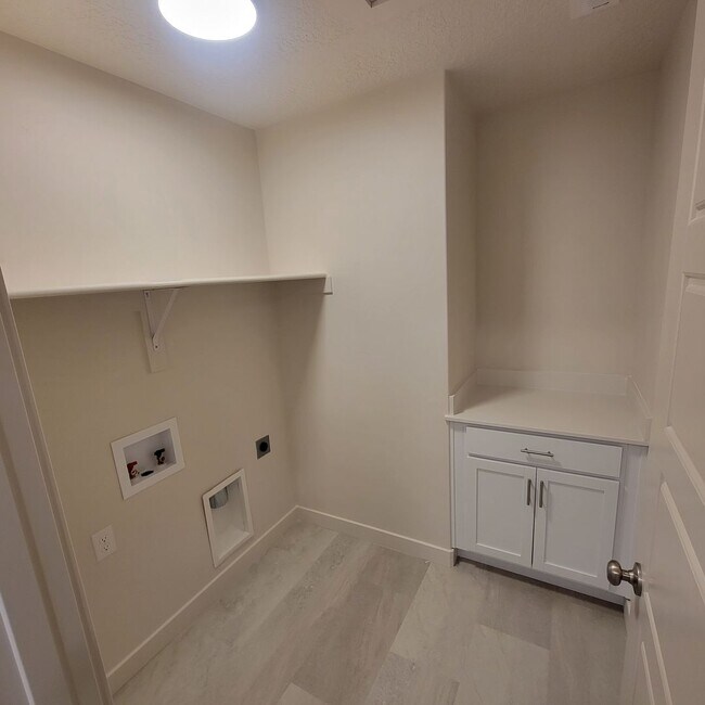 Building Photo - GET THE FIRST MONTHS RENT FOR FREE!!!