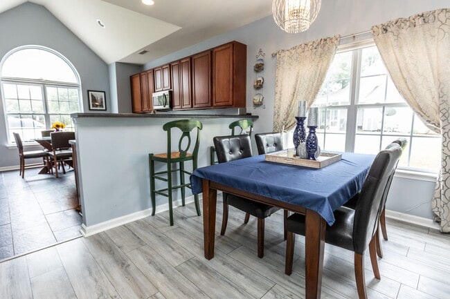 Building Photo - 3 Bedroom 2.5 Bath Townhouse in Grand Oaks...