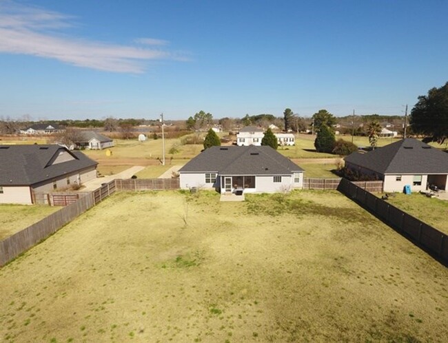Building Photo - Stylish 3BD/2BA Home with Spacious Yard ne...
