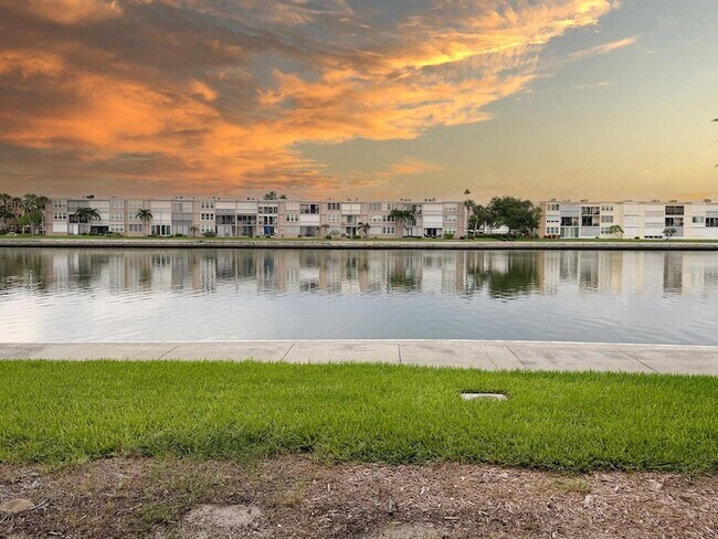 Building Photo - 7625 Sun Island Dr S