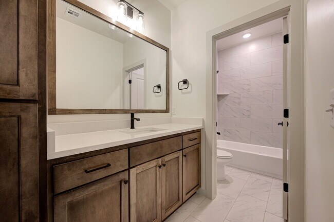 Building Photo - 2116 Josslyn Pl