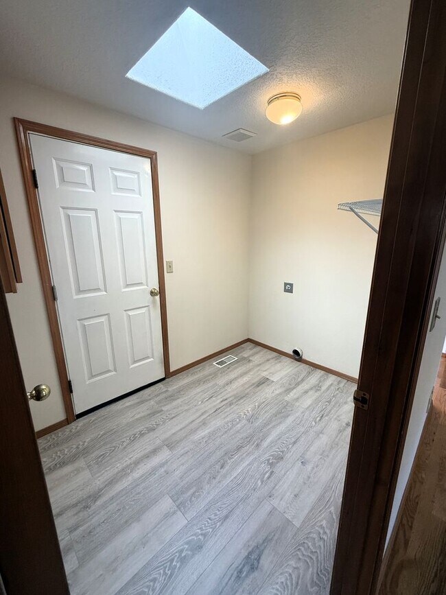Building Photo - Updated 3B/2Ba Ranch in Five Corners!