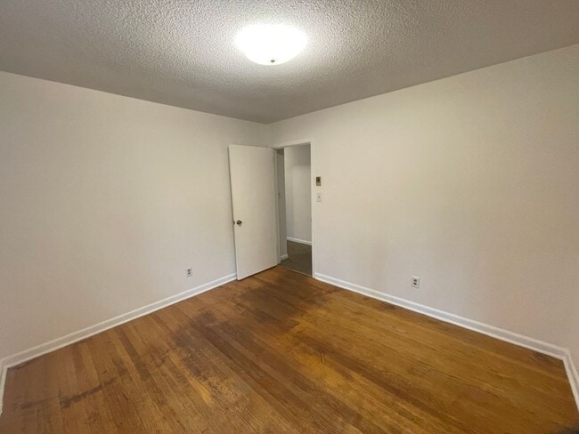 Building Photo - 3 bedroom 1.5 bath house available.   Pet friendly!