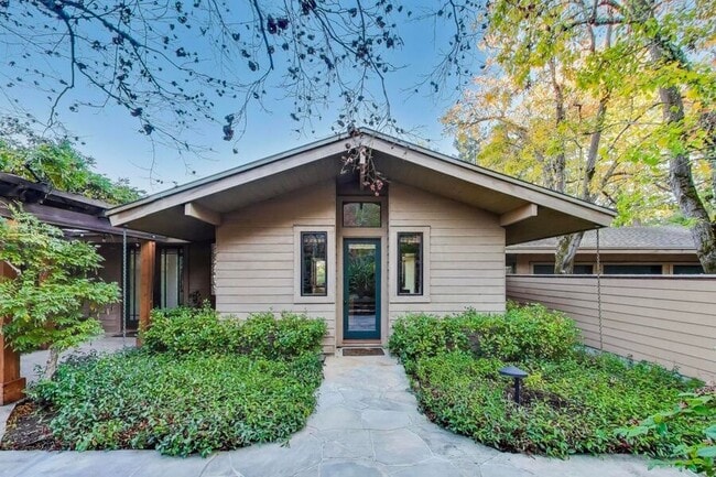 Building Photo - 28 Meadow Rd