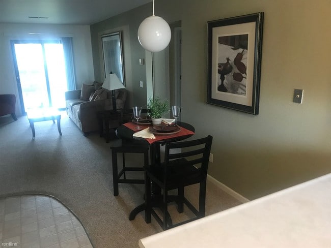 Building Photo - 2600 Woodmeadow Dr SE