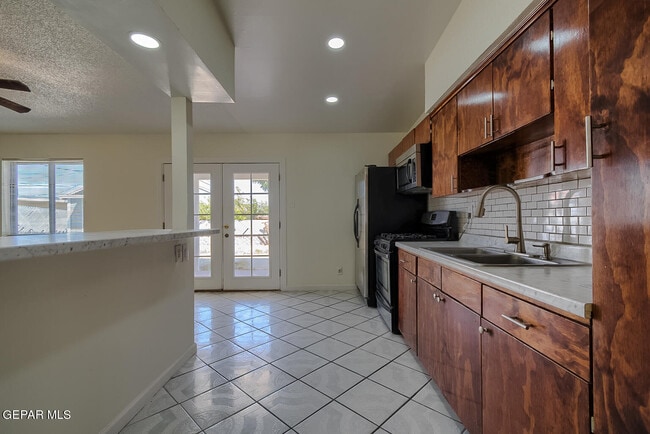 Building Photo - 10000 Jamaica St