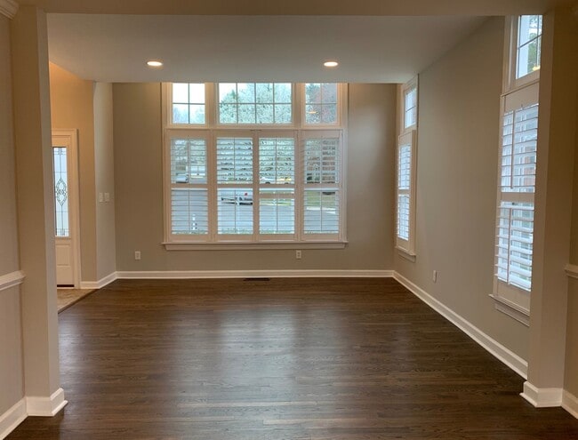 Building Photo - 5 Bed | 3.5 Bath House with Finished Basem...