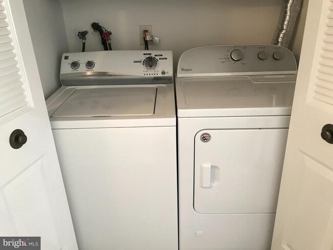 Building Photo - 6113 Hilltop Dr