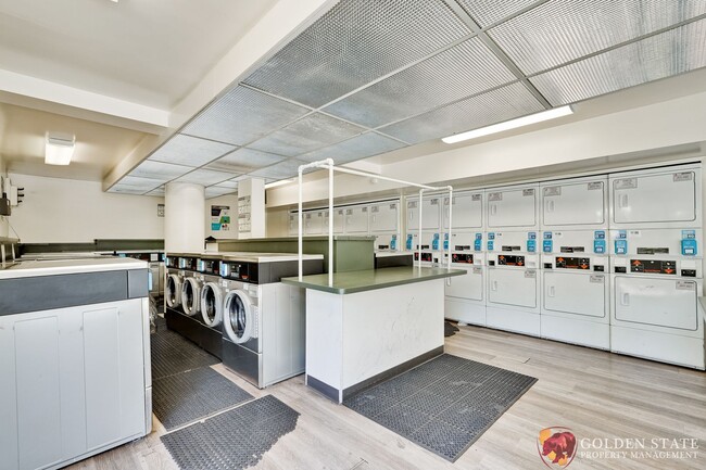 Building Photo - Updated 1 Bedroom Condo with Oversized Private Patio in Prime Mountain View Location
