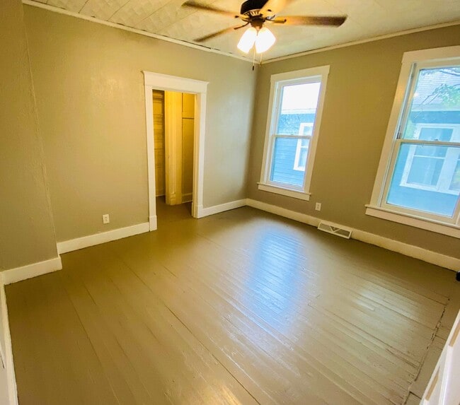 Building Photo - COMING SOON: Spacious 3 Bedroom 2 Bathroom...