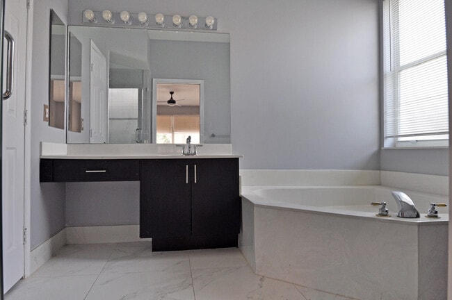 Building Photo - 12522 NW 18th Manor