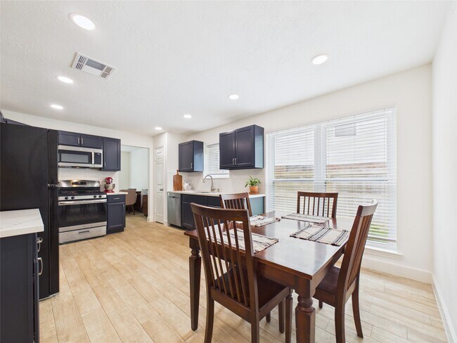 Building Photo - 1210 Berkeley Lake Ln