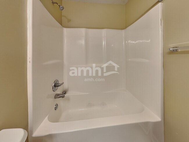 Building Photo - 10204 Meadow Glen Dr