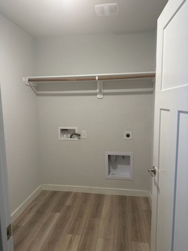 Building Photo - 3 Bedroom, 2 Bath in Midtown Subdivision C...